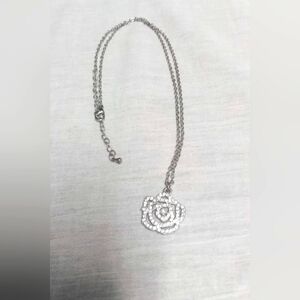 20"silver chain with rose penant